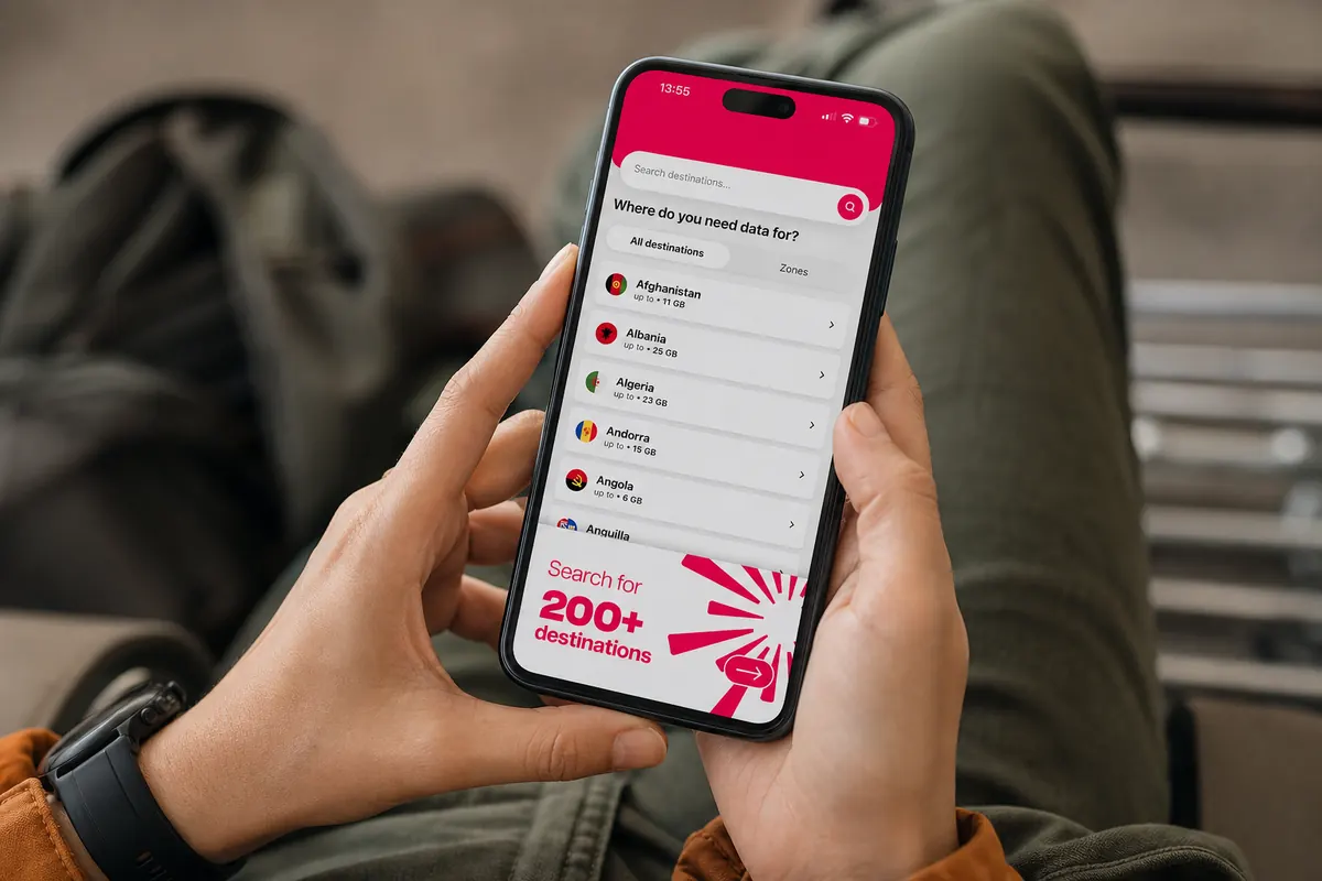 Gros plan sur les mains d'un voyageur tenant un smartphone affichant une applica