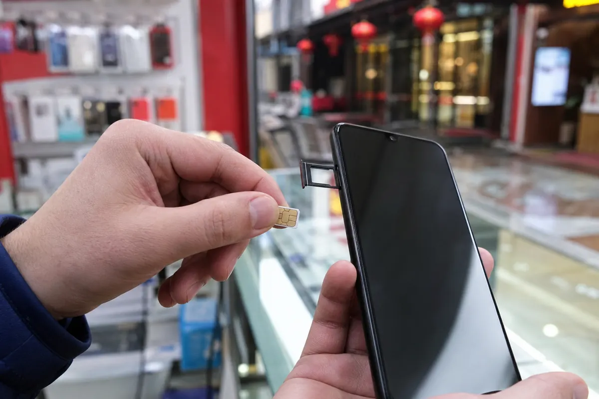 Smiling traveler using a smartphone in China thanks to an eSIM